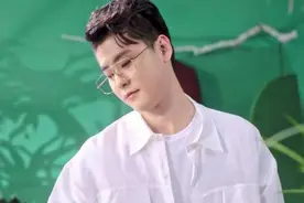 德云社/张云雷开年第一个代言，再现云雷灰，粉丝购买力太强了图片