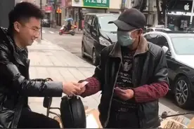 大爷开奔驰收废品，大爷说：生活所迫图片