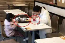母女在快餐店用餐，路人随手拍下的照片引热议：亲手把孩子养废了图片