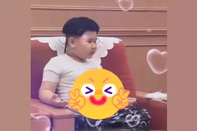 郭德纲小儿子罕曝近况，盘腿坐沙发气势足，6岁胖到看不见脖子图片