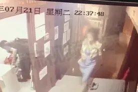 色胆包天！男子深夜尾随女性到家门口，敲门喊话：我想约你图片