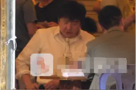 郭京飞路边摊吃饭被拍，为戏增肥代入感强，网友评论其撞脸孙楠图片