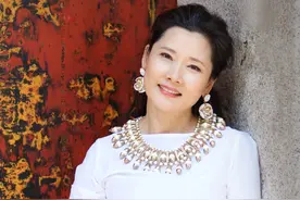 何赛飞：与妹妹的亲情充满传奇，她嫁平凡丈夫有遗憾吗？图片
