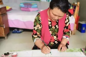 51岁山东老人，3岁丧母，小学毕业后回家种田，却靠画画成名图片