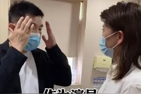 49岁闫学晶现身医院，被建议做医美却坚决拒绝，连打针都不接受图片