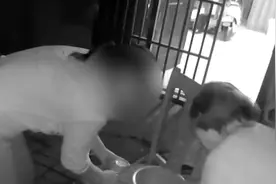 泪目！80岁健忘老人冒雨给57岁儿子送排骨迷路 自己都没顾上吃图片