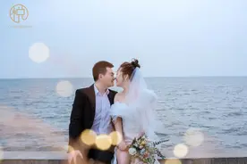 十指相扣，许下誓言，专属新人的婚礼时光图片