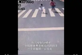 小可爱，女孩用公主礼致谢让行公交司机图片