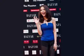 高圆圆难得这么开放，穿黑色透视裤走红毯，露出四角打底裤好撩人图片