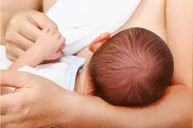 宝宝出生的第一口甘露是奶还是水？医生表示：母乳的营养价值更高图片