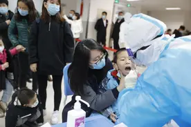 小男孩一句"谢谢你"，是这场全员检测最温馨的注脚……图片