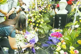 任长霞墓地，牺牲多年后仍有群众在墓前跪拜痛哭，怀念英雄图片