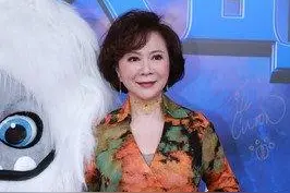 蔡明穿搭真适合妈妈们，印花裙搭凉鞋优雅显瘦，58岁状态很真实图片