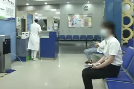 女子眼皮里挤出牙膏状固体，只因长时间看电脑手机，严重可致盲图片