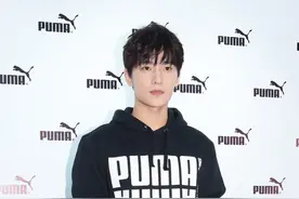 杨洋靠颜值取胜，一身简单运动装也帅气不减，刘海造型显乖巧图片