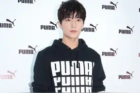 杨洋靠颜值取胜，一身简单运动装也帅气不减，刘海造型显乖巧图片