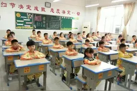 “老母鸡”式教学管理走红：班主任在教室办公，引发家长热议图片