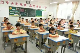 “老母鸡”式教学管理走红：班主任在教室办公，引发家长热议图片