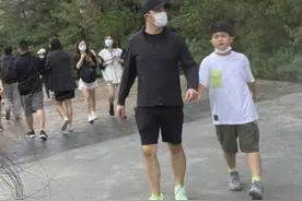 网友偶遇沙溢逛游乐园，安吉已高到父亲肩膀，不见胡可小鱼儿现身图片
