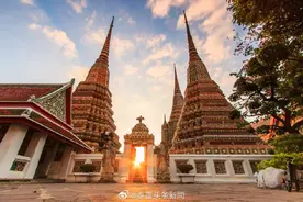 泰国卧佛寺重新开放，但不允许外国人入内参观图片