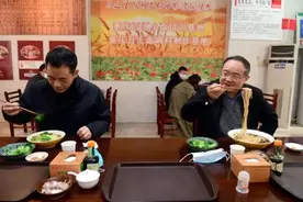 连日来，重庆部分区县书记区长（县长）带头“下馆子”，为餐饮行业鼓劲打气。图片