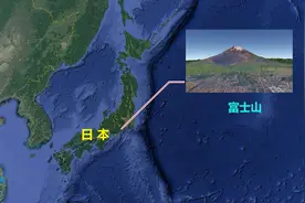 俯瞰日本第一高峰富士山，是一座休眠火山图片