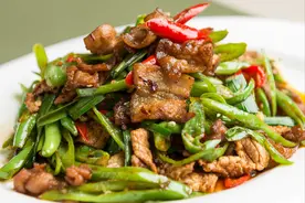 炒肉又柴又硬，原来是方法用错了，切记2个窍门，肉片滑嫩不粘锅图片