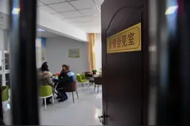 儿子2岁失踪，36年后母子相见却在监狱！母亲一句话催人泪下图片