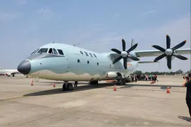 中国军队援缅抗疫医疗专家组抵达仰光图片