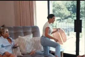卡戴珊姐妹真人秀互殴，二姐连扇大姐三巴掌，金小妹一旁看傻了图片