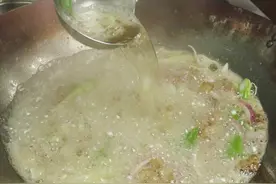 熬猪油，加油熬时，记得要多加3样料，猪油熬好白净香浓没腥味图片