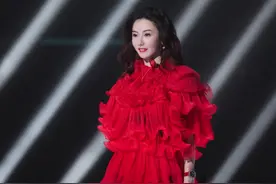 张柏芝美得惊艳，王鸥又美又撩，胡静从头到脚不到五百元图片