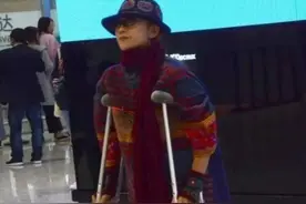 杨丽萍仙气全无，指甲也剪了，常年吃花瓣水，六十岁拄拐杖出行图片