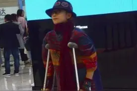 杨丽萍仙气全无，指甲也剪了，常年吃花瓣水，六十岁拄拐杖出行图片