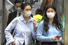 邱淑贞与二女儿罕同框，一双长腿细又直，女儿身形丰满五官不像妈图片