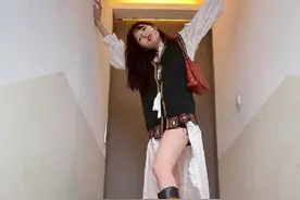 泫雅穿着及膝靴超短裤在楼梯上凹造型性感迷人图片