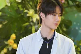 王一博云南录制天天向上，回答扎心问题，爆红后连门也出不去图片