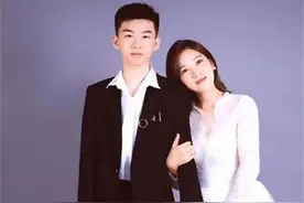 40岁妈妈晒“亲子照”火了，两人如同情侣，网友：这是结婚照吧图片