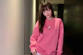 李小璐网店为狂欢节蓄势，亲自示范小个穿搭，39岁愣扮成小姑娘图片