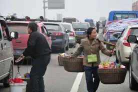 国庆长假，谁把你堵在高速路上？图片