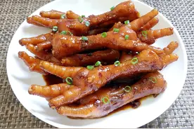 酱焖鸡爪：软糯可口，好吃到舔手指图片