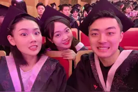 官宣恋情？22岁林妙可晒牵手照，两人戴情侣款手表听音乐会图片