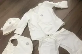 冬天给宝宝穿连体衣，还是分体衣？想要孩子少生病，这类衣服少穿图片