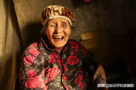 农村七旬大爷伺候老伴十五年，一日三餐不重样，看他们生活成啥样图片