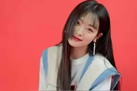 崔雪莉又拍杂志了，学院风穿搭清纯可爱，久违的黑长直也太美了吧图片