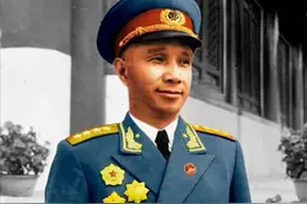 淮海决战在即，华东野战军兵力是中原野战军三倍，粟裕进不求名，建议由陈毅邓小平统一指挥图片