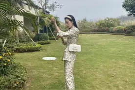 周雨彤近期春日私服合集，可率性复古可随性优雅，酷girl风格百变图片