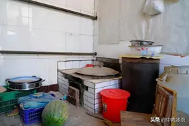 一个村医家庭收养了12个弃婴，不少是由派出所或者民政机构送来，如今，有的上大学，有的学音乐图片