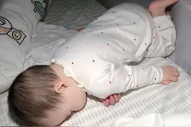 奶睡、抱睡、摇睡，宝宝不省事还易伤大脑，三个准备培养睡眠规律图片