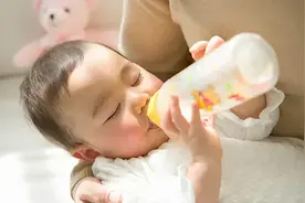 还给宝宝频繁换奶粉？来看看这些危害图片
